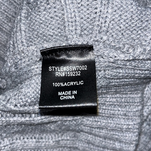 Story On cowl neck cropped cable knit sweater size M.  Excellent condition. - Picture 7 of 7